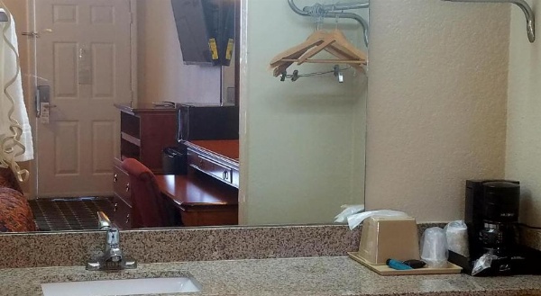 Americas Best Value Inn Winnsboro image 16