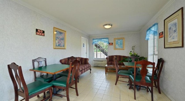 Americas Best Value Inn Winnsboro image 17