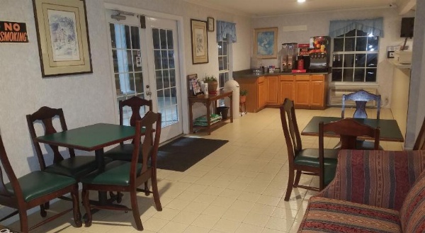 Americas Best Value Inn Winnsboro image 19