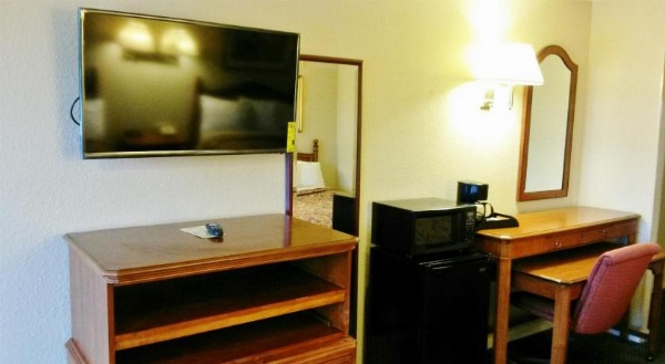 Americas Best Value Inn Winnsboro image 9